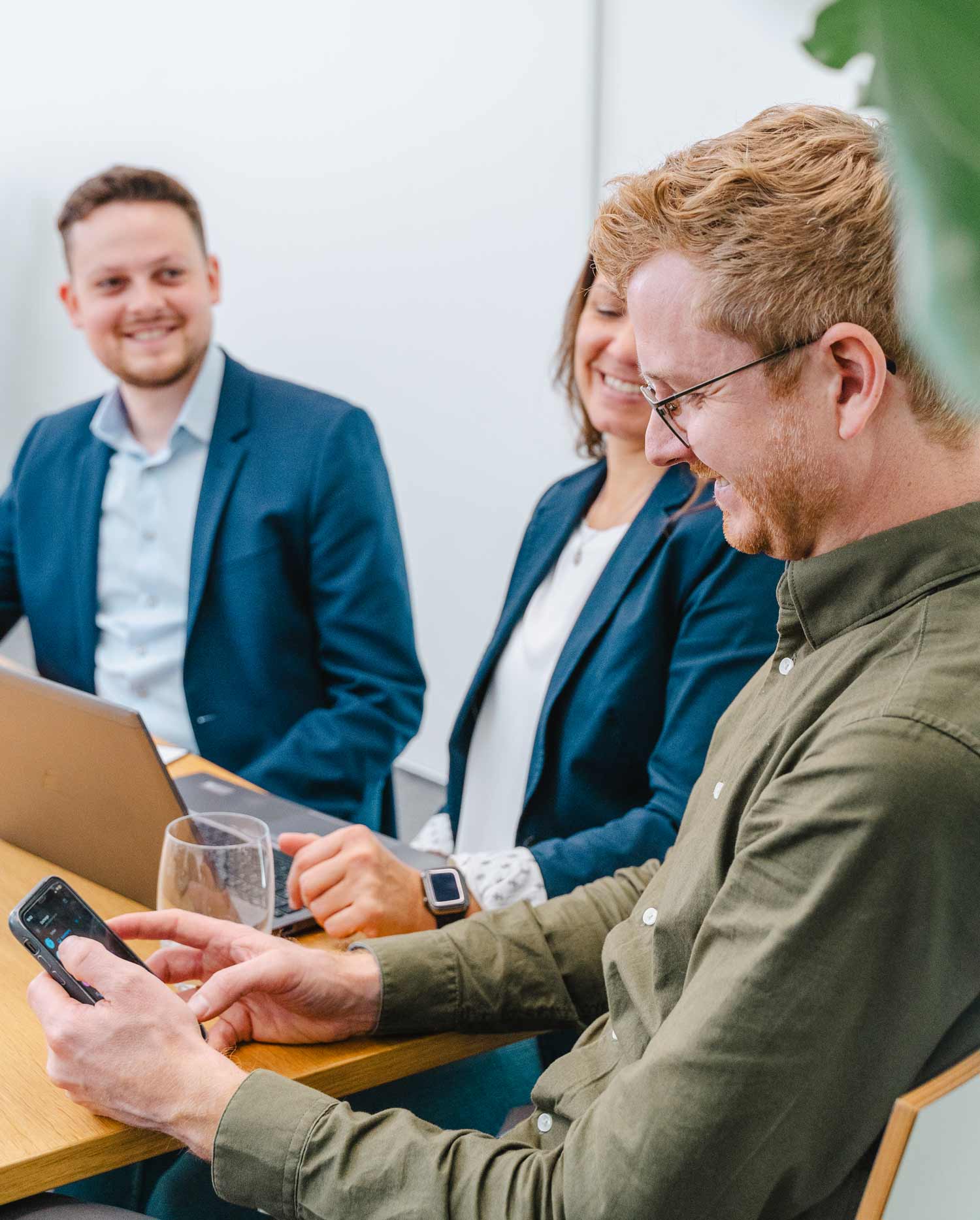 Johannes Walbrunn, Prokurist bei re-sult, sitzt mit Kolleg:innen in einem Meeting.