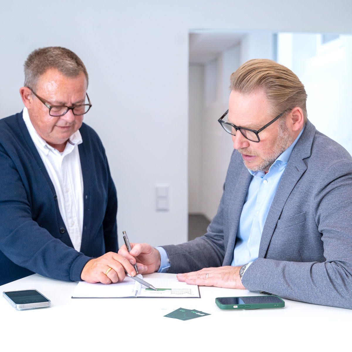 Besprechungssituation mit Markus Oberhoff und einem Kollegen